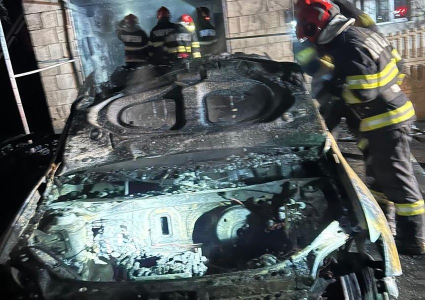 Explozie urmată de un incendiu într-un garaj: trei persoane, la spital cu arsuri grave. Flăcările au avariat şi alte două maşini parcate în apropiere