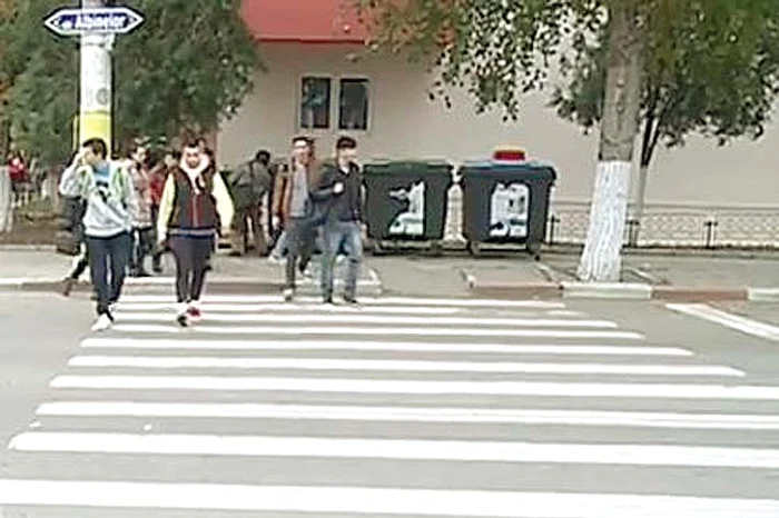 După accident, copilul a plecat singur acasă, iar ulterior s-a prezentat, împreună cu părinţii săi, la spital