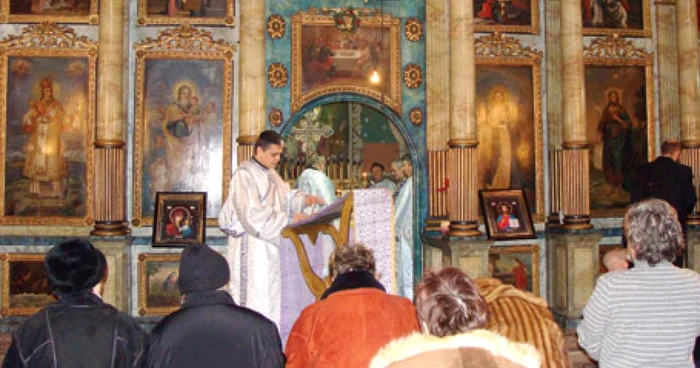 Credincioşii îi aşteaptă pe preoţi