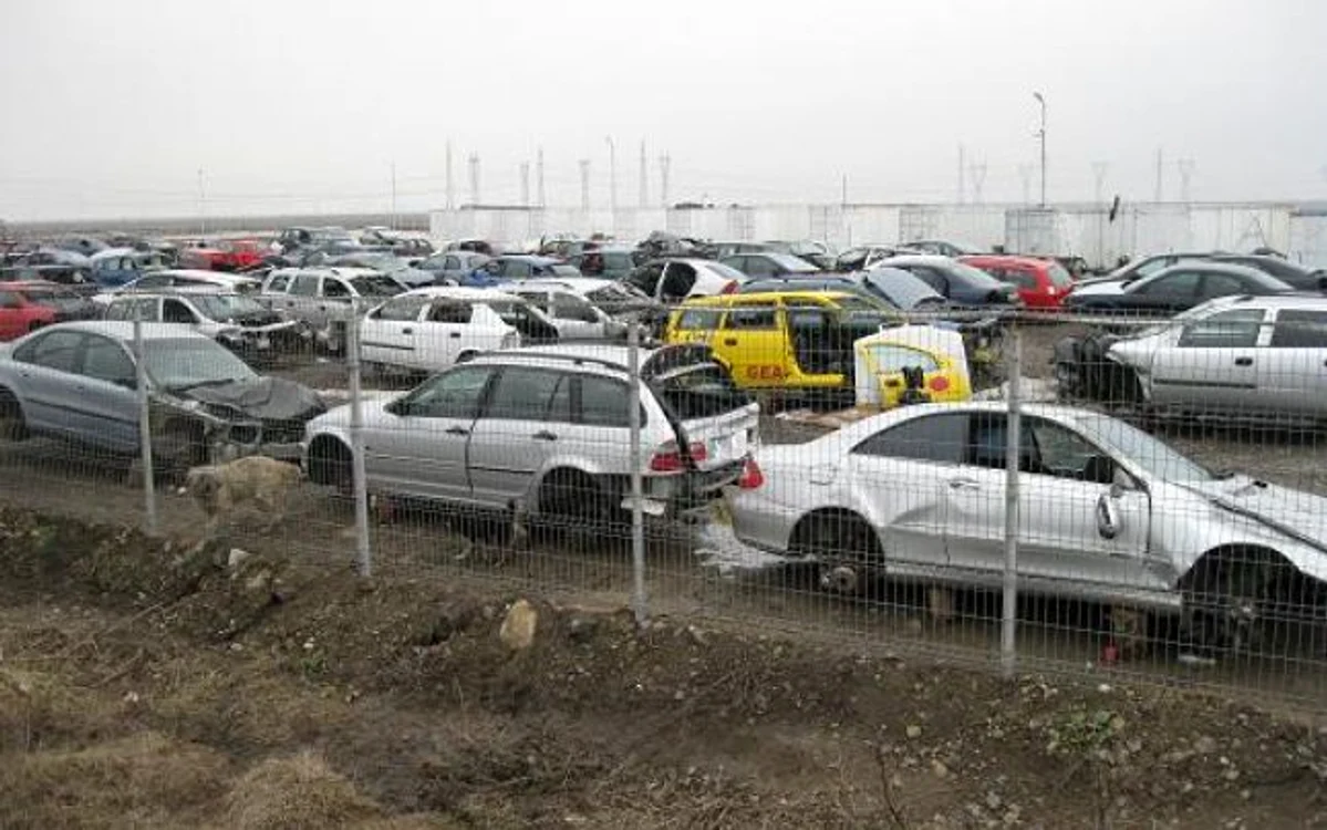În urma percheziţiilor, au fost ridicaţi 50.000 de lei şi au fost confiscate 82 de autovehicule