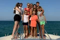 Cristi Borcea (55 de ani) este cel mai fericit pentru că este în Grecia cu 7 dintre copiii lui, după cum se poate vedea în poza de pe barcă, de la stânga la dreapta: Carolyn (18 ani), Angelo (22 de ani), Melissa (22 de ani), Alex (13 ani), Milan (9 a