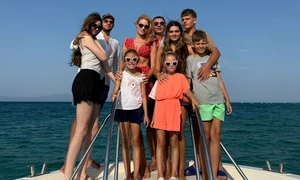 Cristi Borcea (55 de ani) este cel mai fericit pentru că este în Grecia cu 7 dintre copiii lui, după cum se poate vedea în poza de pe barcă, de la stânga la dreapta: Carolyn (18 ani), Angelo (22 de ani), Melissa (22 de ani), Alex (13 ani), Milan (9 a