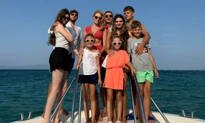 Cristi Borcea (55 de ani) este cel mai fericit pentru că este în Grecia cu 7 dintre copiii lui, după cum se poate vedea în poza de pe barcă, de la stânga la dreapta: Carolyn (18 ani), Angelo (22 de ani), Melissa (22 de ani), Alex (13 ani), Milan (9 a