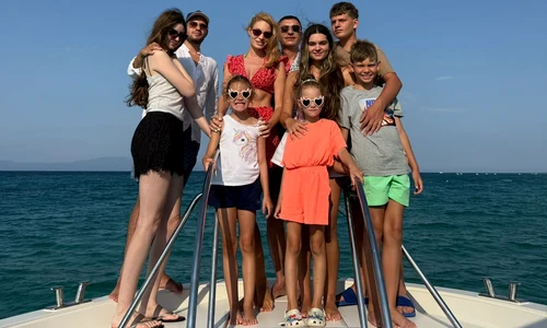 Cristi Borcea (55 de ani) este cel mai fericit pentru că este în Grecia cu 7 dintre copiii lui, după cum se poate vedea în poza de pe barcă, de la stânga la dreapta: Carolyn (18 ani), Angelo (22 de ani), Melissa (22 de ani), Alex (13 ani), Milan (9 a