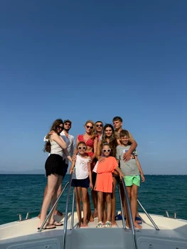 Cristi Borcea (55 de ani) este cel mai fericit pentru că este în Grecia cu 7 dintre copiii lui, după cum se poate vedea în poza de pe barcă, de la stânga la dreapta: Carolyn (18 ani), Angelo (22 de ani), Melissa (22 de ani), Alex (13 ani), Milan (9 a