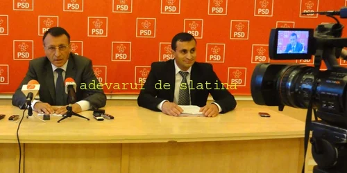Preşedintele PSD Olt, Paul Stănescu (stg.), alături de vicepreşedintele Marius Oprescu