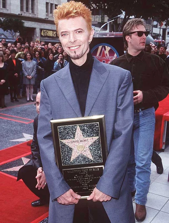 1997: primeşte o stea pe Hollywood Walk of Fame