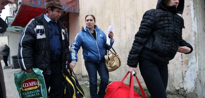 Oamenii au început să evacueze blocul în care a avut loc deflagraţia