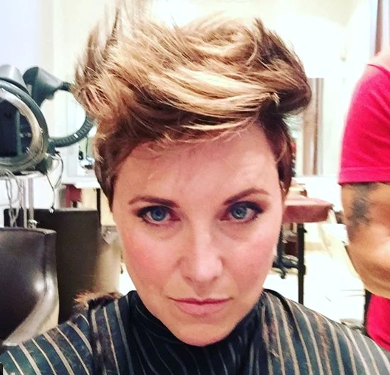 Lucy Lawless a lăsat în urmă look-ul din serialul care a făcut-o celebră