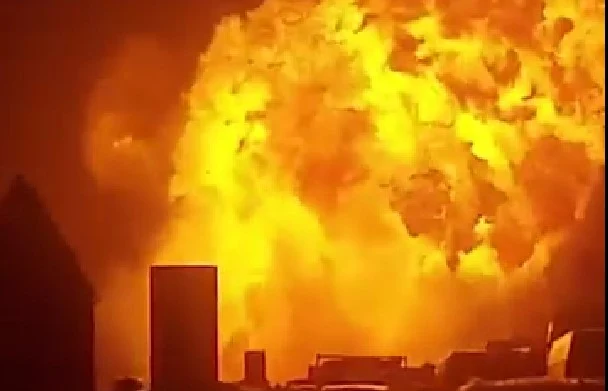 Explozie pe o autostrada din Italia: o cisternă cu GPL a sărit în aer după un accident cu un camion