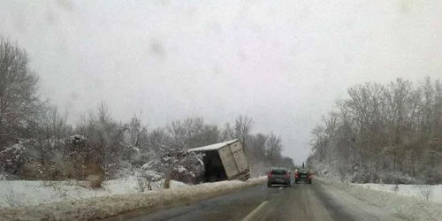 Pe drumurile din Prahova se circulă în condiții de iarnă, pe unele dintre ele fiind restricții de tonaj (foto: Marius Petrescu)