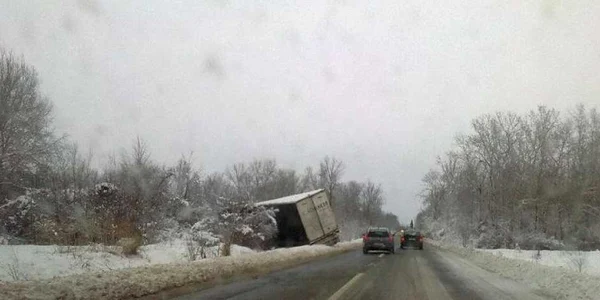 Pe drumurile din Prahova se circulă în condiții de iarnă, pe unele dintre ele fiind restricții de tonaj (foto: Marius Petrescu)