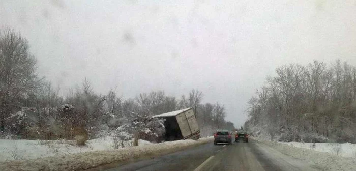 Pe drumurile din Prahova se circulă în condiții de iarnă, pe unele dintre ele fiind restricții de tonaj (foto: Marius Petrescu)