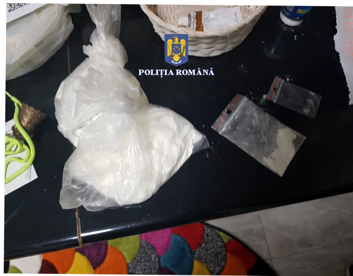 Polițiștii au confiscat bani, bunuri și prafuri suspecte. FOTO IPJ Buzău