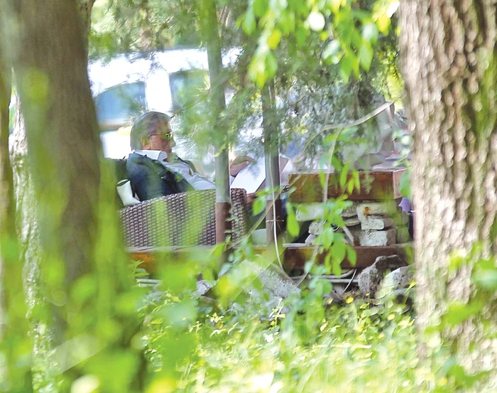 Ilie a studiat meniul în linişte şi a ales o cafea