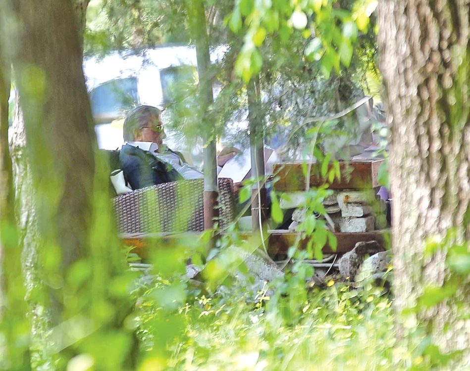 Ilie a studiat meniul în linişte şi a ales o cafea