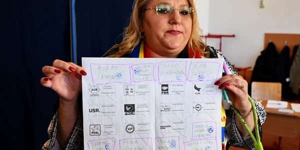Diana Șoșoacă buletin de vot mazilit  FOTO Mediafax 