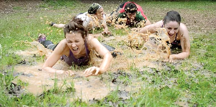 
    Participanţii la cursă se vor târî prin noroi  