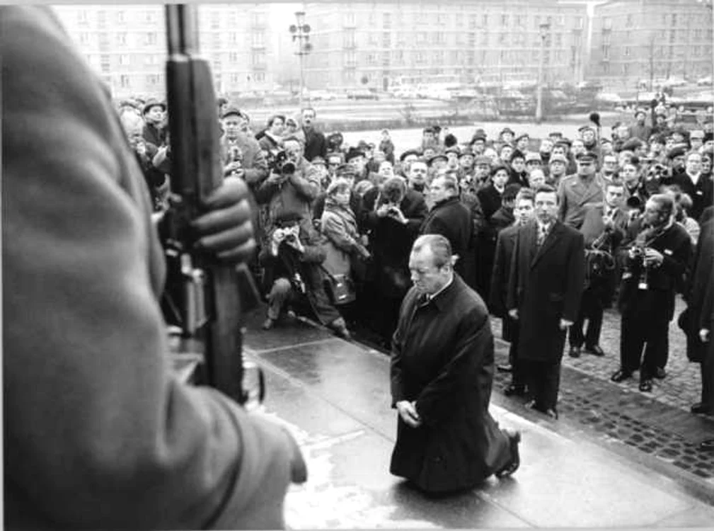 Willy Brandt face gestul reconcilierii  cu Răsăritul Europei şi cu minoritatea evreiască 27 decembrie 1970 la Varşovia