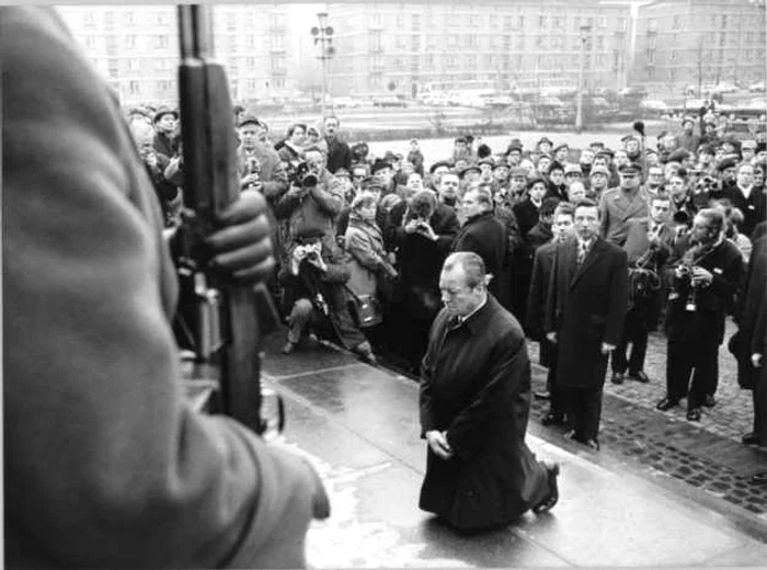 Willy Brandt face gestul reconcilierii  cu Răsăritul Europei şi cu minoritatea evreiască 27 decembrie 1970 la Varşovia