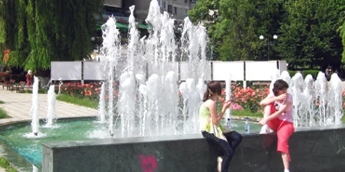 Bacău: Canicula, combătută cu fântâni arteziene(GALERIE FOTO)