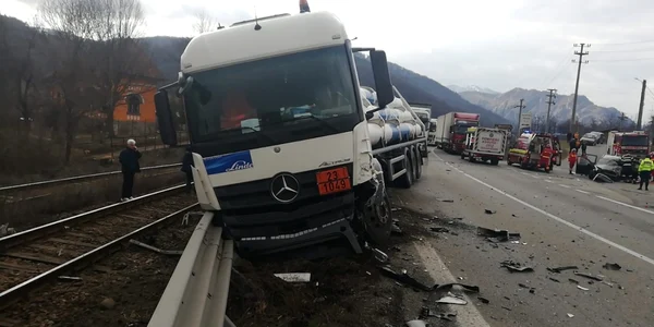 Cisternă ce transporta hidrogen lichid pe şinele de cale ferată în urma coliziunii cu un autoturism la Călimăneşti - Vâlcea Foto ISU Vâlcea