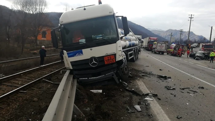 Cisternă ce transporta hidrogen lichid pe şinele de cale ferată în urma coliziunii cu un autoturism la Călimăneşti - Vâlcea Foto ISU Vâlcea