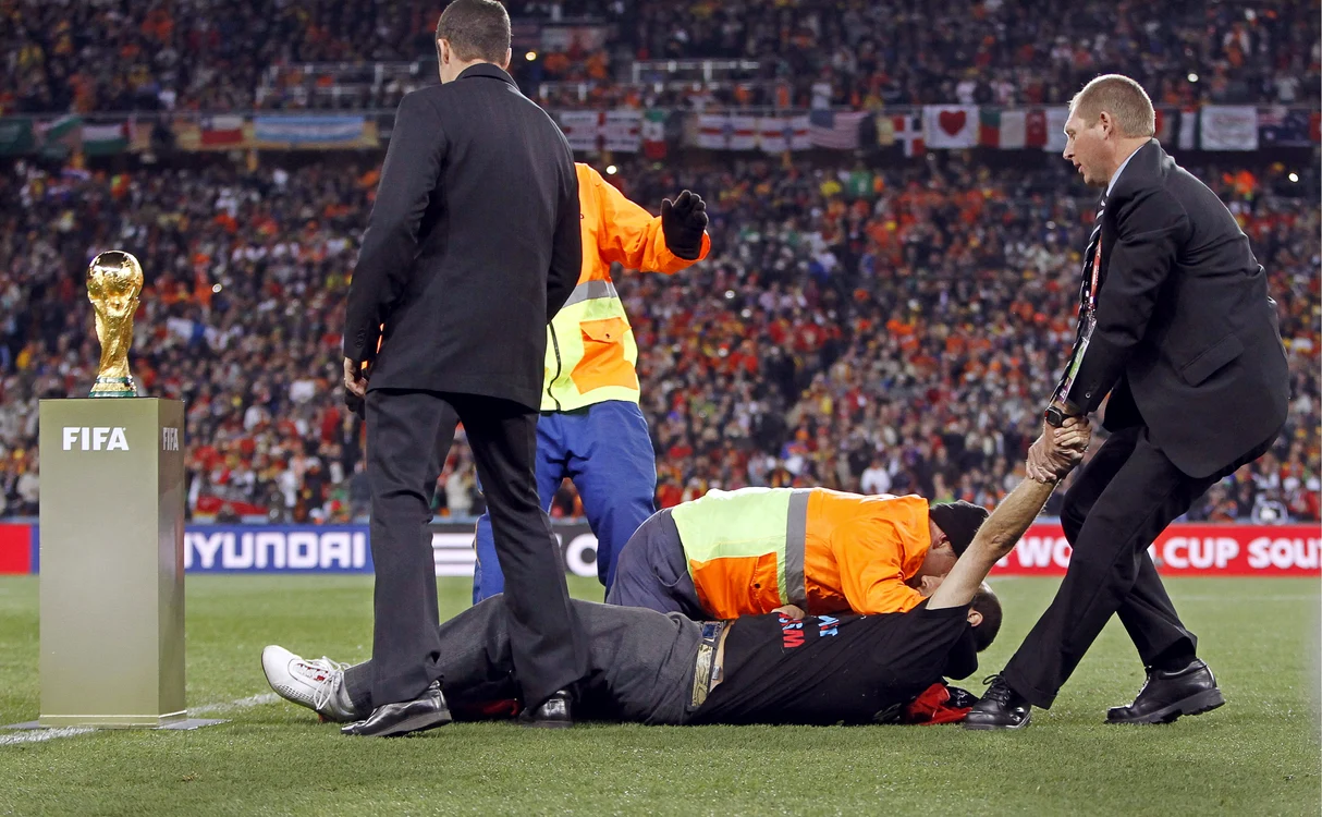 "Jimmy Jump" este evacuat după ce a încercat să atingă Cupa FIFA
