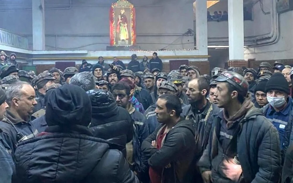 Protest spontan în Valea Jiului. Peste 100 de mineri au refuzat să intre în subteran deoarece nu vor mai primi bonusuri de Paște