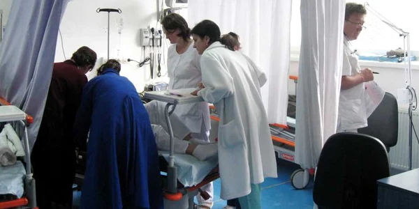 Doctorii tratează tot mai mulţi tineri care consumă în exces băuturi alcoolice