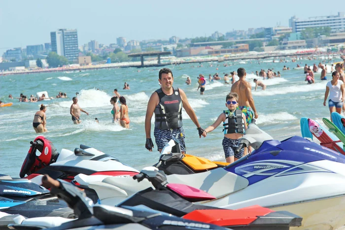 Dragoş senior şi Dragoş junior, cu şorturi identice