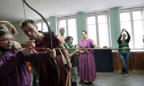 Cum apropii elevii de ora de istorie? Cu arcul! jpeg