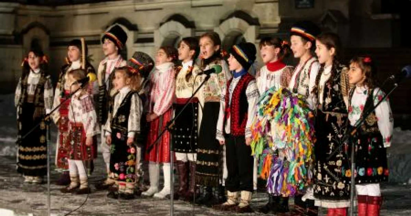 Copiii i-au colindat pe craiovenii care au avut drum prin centrul oraşului