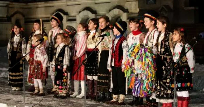 Copiii i-au colindat pe craiovenii care au avut drum prin centrul oraşului
