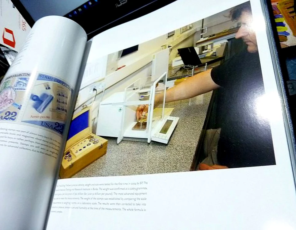 Cartea dedicată timbrului „Treskilling”, cu povestea fascinantă a uneia dintre cele mai scumpe mărci poştale din lume, Foto: stampboards.com