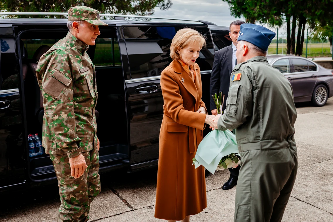 Majestatea Sa Margareta și Principele Radu la Baza 71 Aeriană Câmpia Turzii. FOTO: Alexandru Aioanei