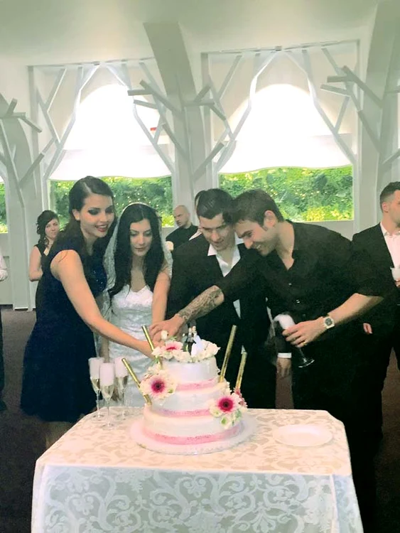 Adrian Mutu şi iubta lui, Sandra Bachici, au tăiat tortul miresii alături de cei doi miri, buni prieteni cu fostul fotbalistFoto: Arhivă Personală
