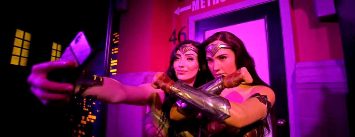 Danijela Dacic costumată în Wonder Woman (S) îşi face selfie cu o figură de ceară Wonder Woman în timpul unei previzualizări media Oz Comic-Con la Muzeul de ceară Madame Tussauds din Sydney New South Wales Australia FOTO EPA-EFE / Steven Saphore 