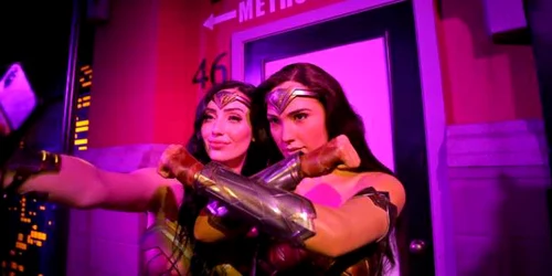 Danijela Dacic costumată în Wonder Woman (S) îşi face selfie cu o figură de ceară Wonder Woman în timpul unei previzualizări media Oz Comic-Con la Muzeul de ceară Madame Tussauds din Sydney New South Wales Australia FOTO EPA-EFE / Steven Saphore 