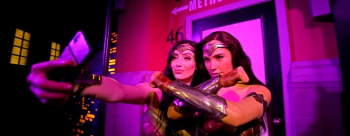 Danijela Dacic costumată în Wonder Woman (S) îşi face selfie cu o figură de ceară Wonder Woman în timpul unei previzualizări media Oz Comic-Con la Muzeul de ceară Madame Tussauds din Sydney New South Wales Australia FOTO EPA-EFE / Steven Saphore 