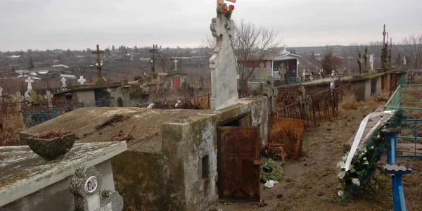 Profanările de morminte sunt dese în judeţ (foto arhivă)