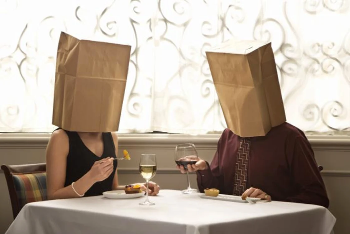 Blind date-ul presupune o întâlnire cu o persoană pe care nu ai cunoscut-o anterior FOTO blog.youmeeting.me