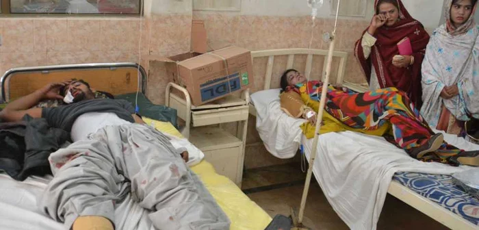 Persoanele rănite în urma atacului din Pakistan au fost transportate de urgenţă la spital Foto: EPA