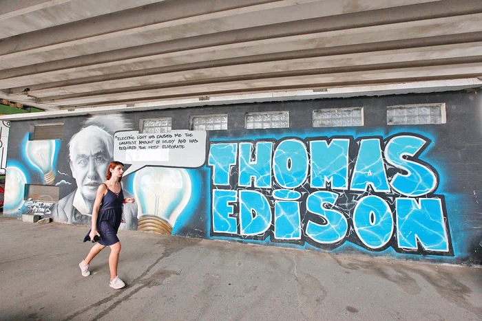 Atât pereții interiori ai podului,  cât și exteriorul, sunt pictați  