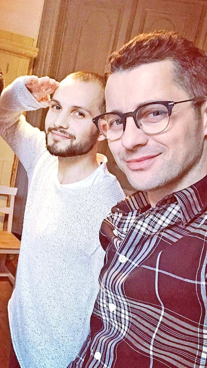 Adi Sînă, alături de solistul Andrei Vitan