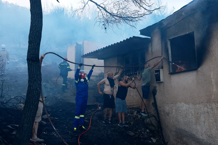 Pompierii se luptă cu flăcările (Foto: Profimedia)