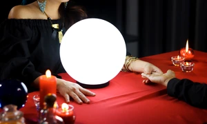 Ghicitoare - ghiceste in palma - vrajitoare - noroc - viitor FOTO Shutterstock 