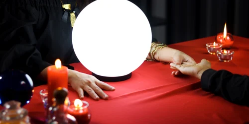 Ghicitoare - ghiceste in palma - vrajitoare - noroc - viitor FOTO Shutterstock 