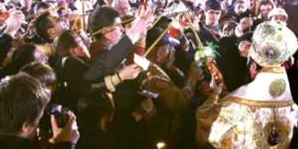 Mii de credincioşi vor lua Lumină  de la Patriarhul Daniel