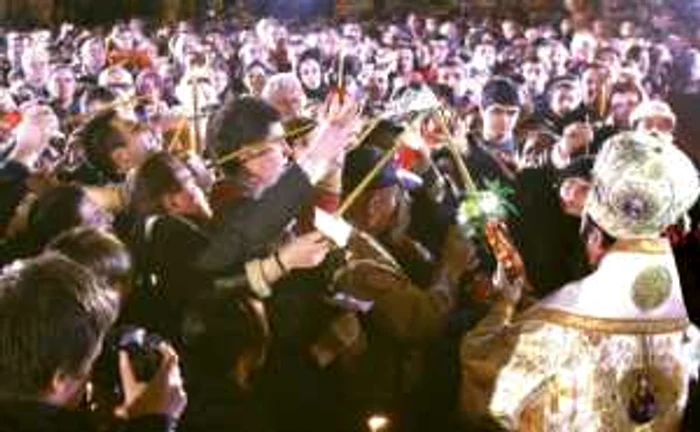 Mii de credincioşi vor lua Lumină de la Patriarhul Daniel
